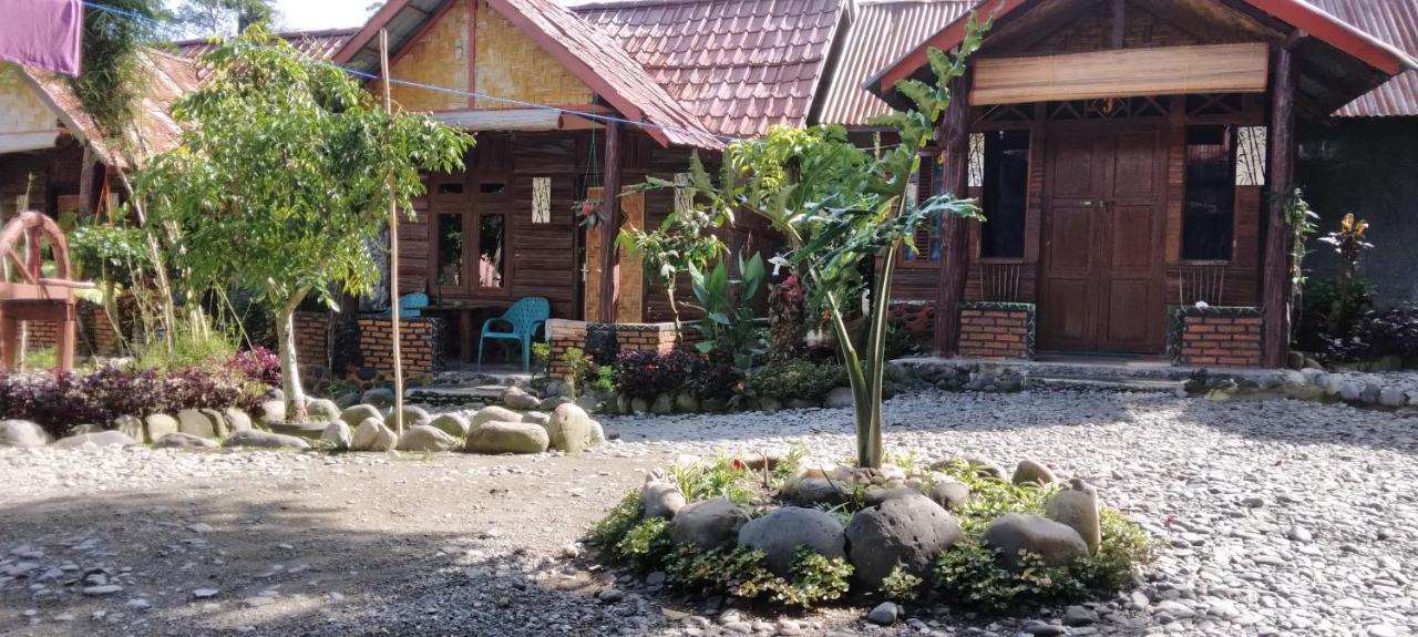 Lucky Bamboo'Bungalows-Resto And Orangutan Jungle Trekking Tours Bukit Lawang Esterno foto