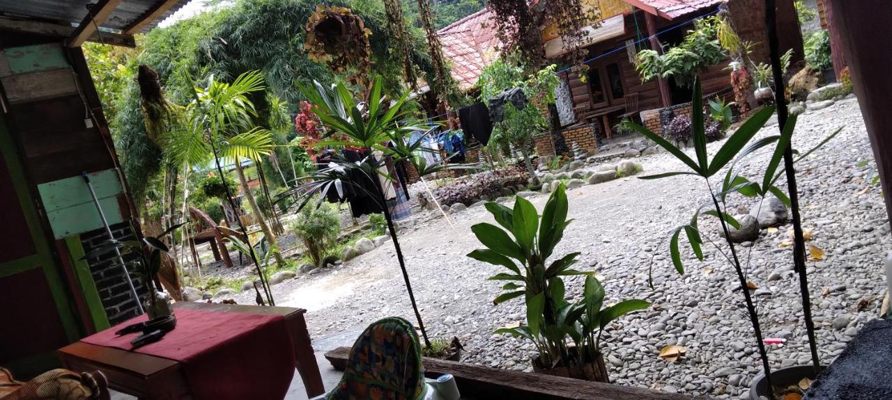 Lucky Bamboo'Bungalows-Resto And Orangutan Jungle Trekking Tours Bukit Lawang Esterno foto