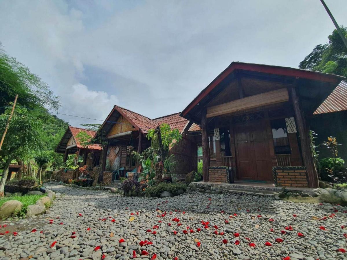 Lucky Bamboo'Bungalows-Resto And Orangutan Jungle Trekking Tours Bukit Lawang Esterno foto