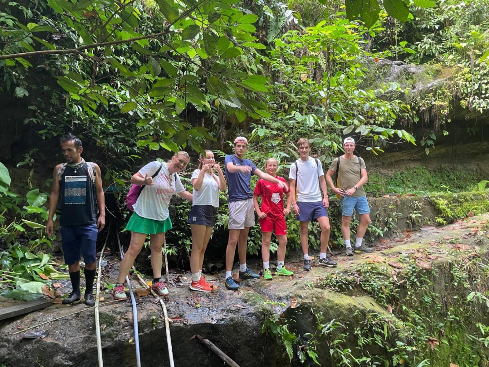 Lucky Bamboo'Bungalows-Resto And Orangutan Jungle Trekking Tours Bukit Lawang Esterno foto